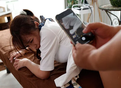 Đang triệt lông rồi đè ra làm chuyện người lớn