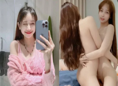 Cặp đôi bạn thân là Lâm Thái Vy và bạn của cô ấy móc bím trong lúc phát trực tiếp